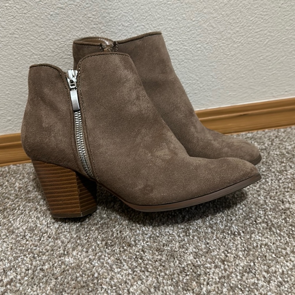 Women’s ankle booties